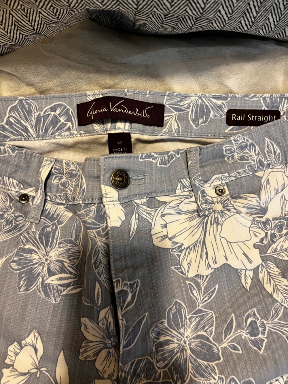 Gloria Vanderbilt Light Blue and White Floral Capri Pants - Picture 3 of 4